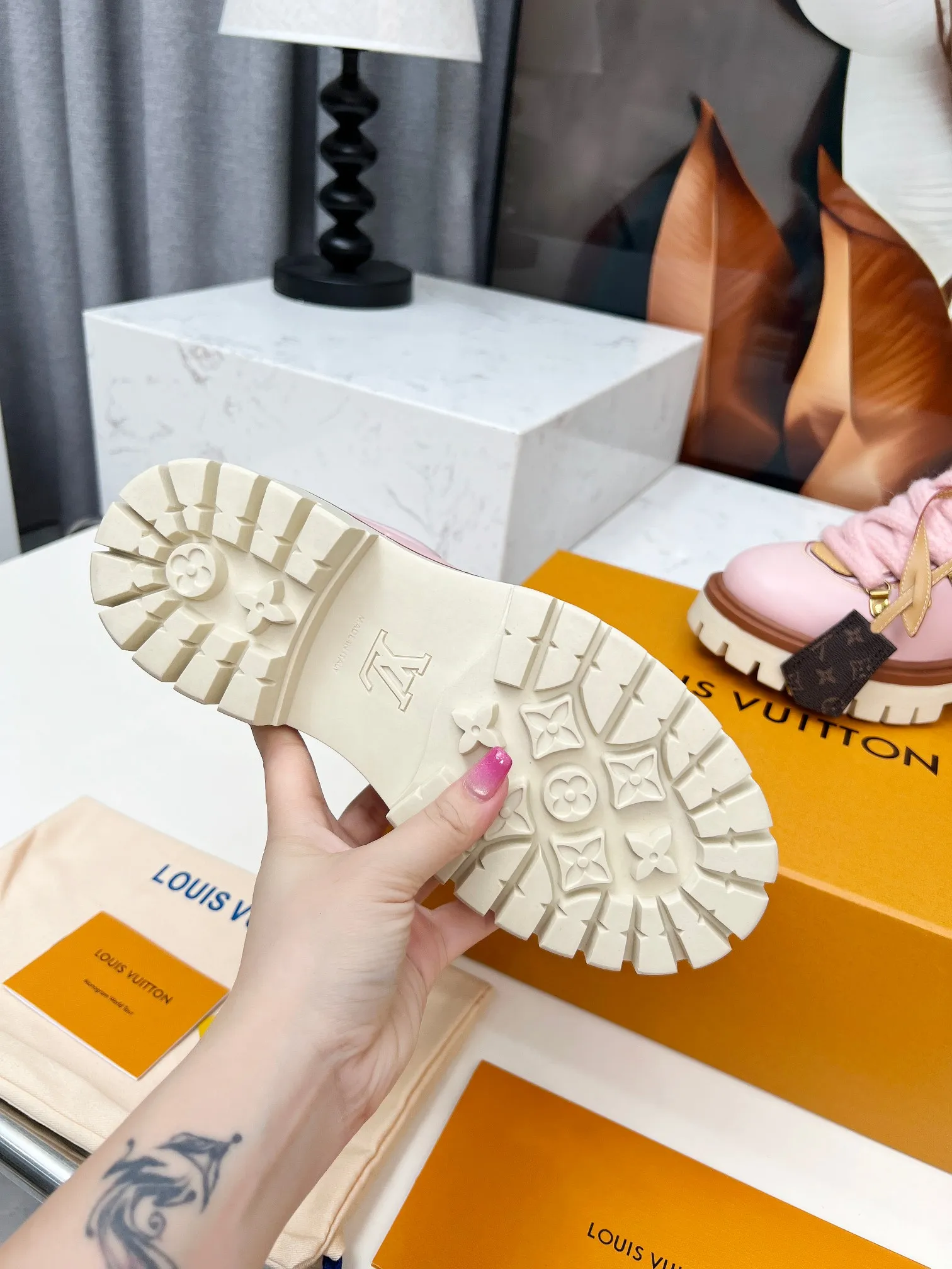 p660💰"Couple Style" LV Louis Vuitton's 2025 autumn and winter new style, developed one-to-one from the original version, retro fashionable, handsome and cool mountaineering derby shoes are now available.  Material: Imported first-layer cowhide Lining: Imported lambskin Outsole: Original molded TR non-slip outsole Sole height: 3.5cm Shoe size: Same style for men and women 35-45